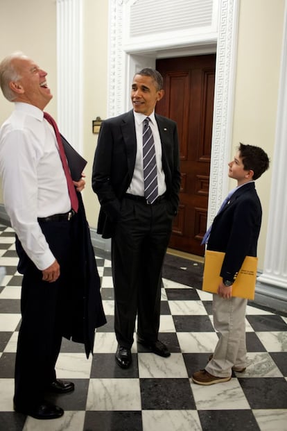 El vicepresidente Joe Biden y el presidente Barack Obama bromean con el hijo de un miembro de la Administración.