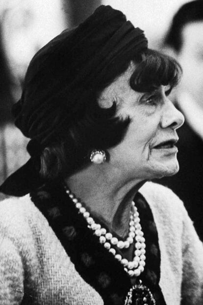 El atrevimiento de Coco Chanel en su estilismo marcó un antes y un después en la historia de la moda. La diseñadora solía lucir este sencillo pero clásico accesorio en negro.