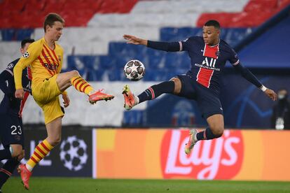 De Jong pelea por el balón con Mbappé durante el partido de vuelta de los octavos de la Champions este miércoles en París.