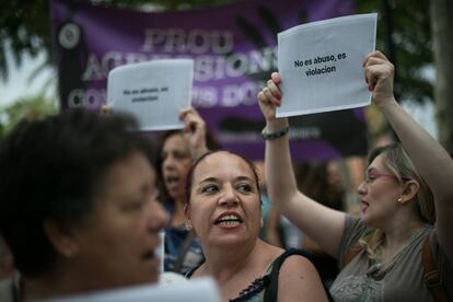 Un grupo de mujeres se manifiestan, a las puertas de la Audiencia de Barcelona.