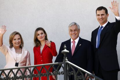 Por la derecha, el príncipe Felipe, el presidente chileno Sebastián Piñera, doña Letizia y la primera dama chilena, Cecilia Morel.