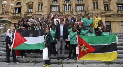 Los jugadores de los equipos Cruzada por los Niños (Mozambique) y las integrantes de un equipo de chicas del Campo de refugiados de Jenin, en Palestina, han sido recibidos en el Ayuntamiento de San Sebastián por el alcalde, Eneko Goia (en el centro) y otros miembros de la corporación municipal.