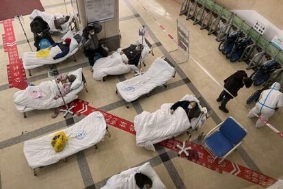 Pacientes de coronavirus en los pasillos del hospital Chongqing No. 5 People's, en Chongqing, el 23 de diciembre de 2022.