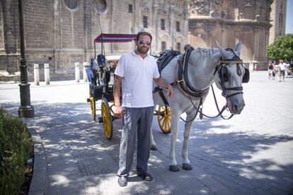 Juan Diego Arellano, 38 años. Lleva 20 años trabajando de caballos. Con frecuencia los clientes le piden parar a su paso por la Plaza de España para refrescarse en la fuente. Hay veces que los clientes sufren mareos por el calor.