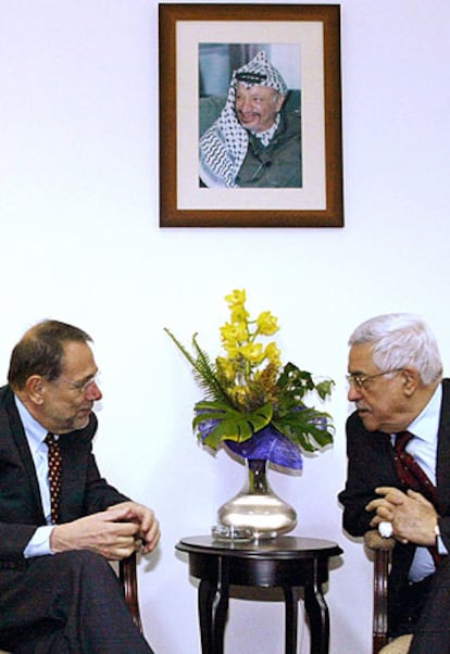 El representante de la UE para Política Exterior, Javier Solana (izquierda), y Abu Mazen, ayer en Ramala.
