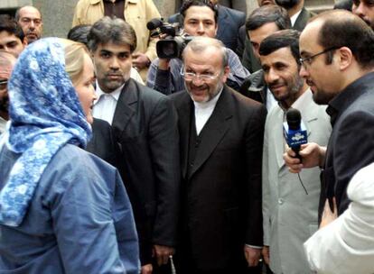 El presidente iraní, Mahmud Ahmadineyad, anunció el miércoles 4 de abril que los 15 militares británicos detenidos desde el 23 de marzo por Irán en las aguas del golfo Pérsico serían liberados y repatriados. Tras la conferencia, el presidente de Irán, en una ceremonia televisada, se despidió de los británicos.
