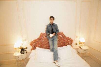 Oriol compagina ahora la pasarela con varios negocios. Aquí, con camisa, cazadora, cinturón trenzado y zapatos CELINE. El pantalón es LEVI’S.