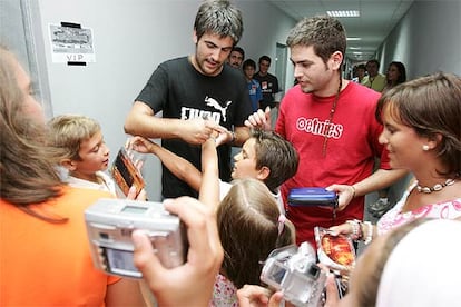 El dúo firma autógrafos a varios niños en los camerinos, antes del concierto de Málaga.
