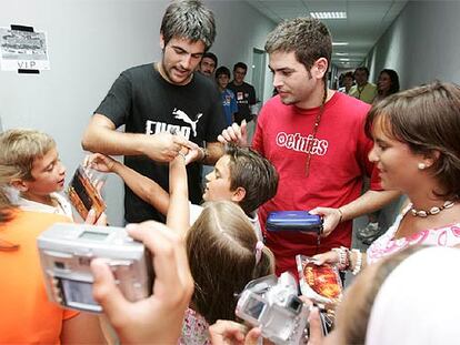 El dúo firma autógrafos a varios niños en los camerinos, antes del concierto de Málaga.