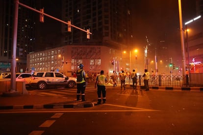 Bomberos en las proximidades de la Torre Antorcha.