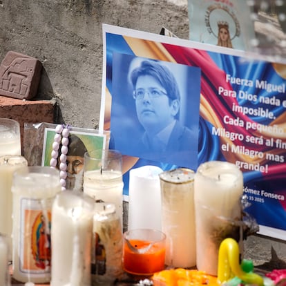 Velas, carteles, banderas y rosarios, es lo que han dejado cientos de ciudadanos a las afueras de la clínica SantaFe, cómo apoyo al precandidato presidencial Miguel Uribe
