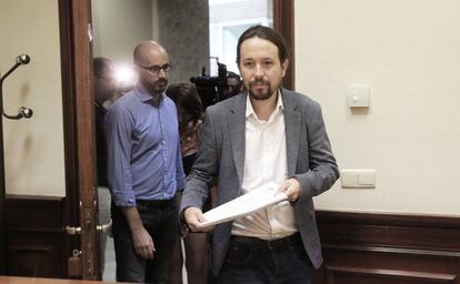 Pablo Iglesias, secretario general de Podemos, en el registro de su propuesta de ley de pensiones. 