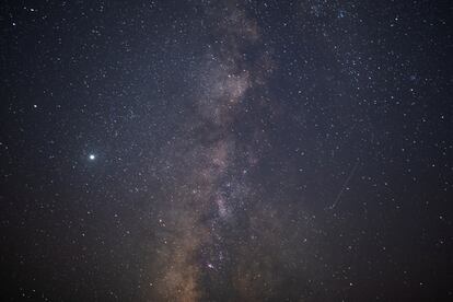 Un meteoro atraviesa el cielo nocturno durante la lluvia de estrellas de las Perseidas cerca de la frontera entre Israel y Egipto, en Ezuz, la noche del 12 de agosto de 2020