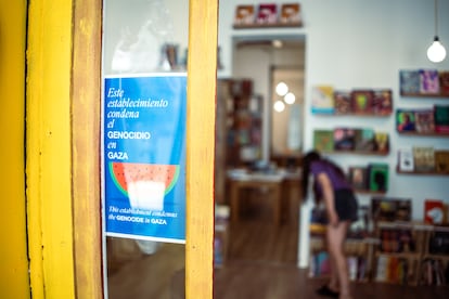 La entrada de la librería 'Tres Hermanos Moriary', en Malasaña, Madrid, con un cartel en apoyo a Palestina.