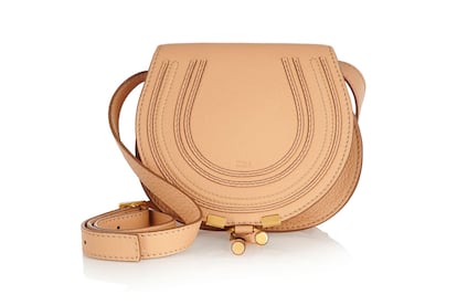 Saddle Bag
	

	Su origen es de inspiración ecuestre. Tiene una forma redondeada, correa y suele ser de cuero marrón. Una de las versiones más renovadas es el 'The Marcie' de Chloé.