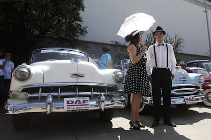 Los participantes en el desfile de autos clásicos se visten acorde a la fecha de fabricación de su transporte.