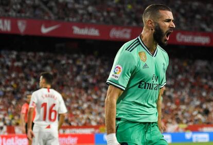 Benzema celebra el gol de la victoria del Madrid en el Pizjuán.