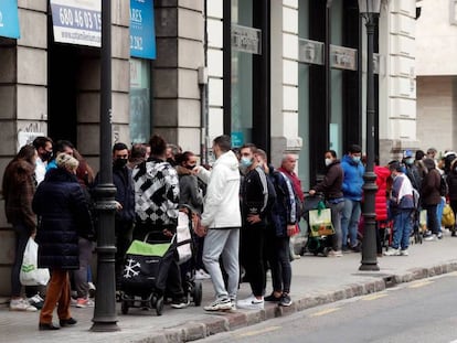 Ciudadanos esperando recibir comida de un banco de alimentos en el centro de Valencia. 