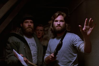 La cosa (The thing)


Nota del público: 8.1/10


Nota de la crítica: 5.7/10


Otra de las obras míticas de los 80, pilar del género de terror, fue considerado un remake innecesario del original de Howard Hawks. En 2011 se demostraría que la adaptación sobrante sería la tercera, estrenada aquel año.