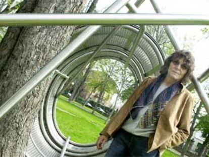 Susana Solano, ante la escultura que ha instalado en el parque Prado de Vitoria.