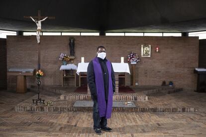 El padre Eduardo Batubenga, congoleño, también oficia responsos en el cementerio. Su estilo es cálido. Utiliza un micrófono y lee pasajes de la Biblia. Personaliza mucho las despedidas.