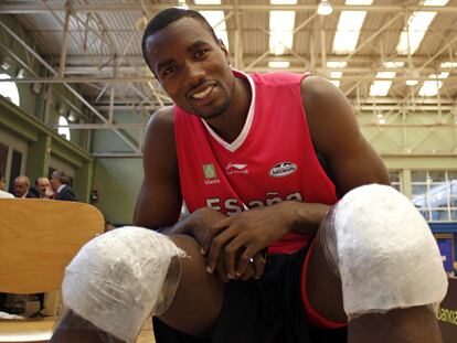 Serge Ibaka, con las rodillas vendadas con hielo, ayer tras el entrenamiento de España.