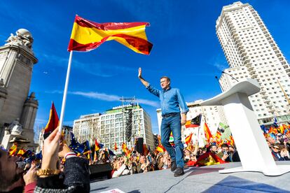 Alberto Núñez Feijóo, este domingo en la concentración contra la amnistía en la plaza de España de Madrid.