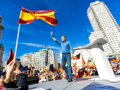 Alberto Núñez Feijóo, este domingo en la concentración contra la amnistía en la plaza de España de Madrid.