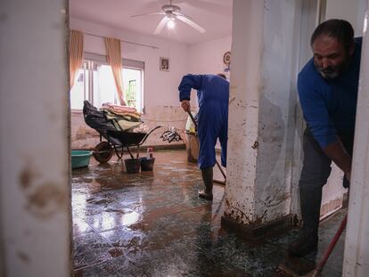 Familiares cercanos a Justo y Antonio Sachez Abad limpian la casa de la que ambos hermanos tuvieron que ser desalojados.