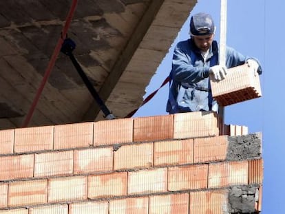 Un obrero trabaja en la construcci&oacute;n de una vivienda. EFE/Archivo