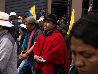 El presidente de la Confederación de Nacionalidades Indígenas del Ecuador, Leonidas Iza, de rojo, marcha en las manifestaciones de este miércoles en Quito.