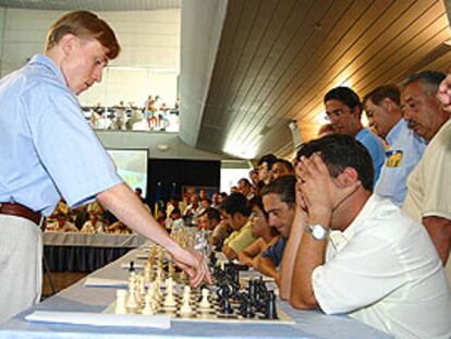 Ruslan Ponomariov, ayer, durante la partida simultánea en un hotel de Benidorm.