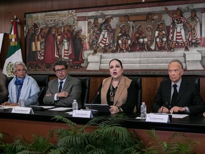 El fiscal mexicano, Alejandro Gertz (segundo por derecha), pospuso la entrega del paquete de reformas al Senado para el 1 de febrero.