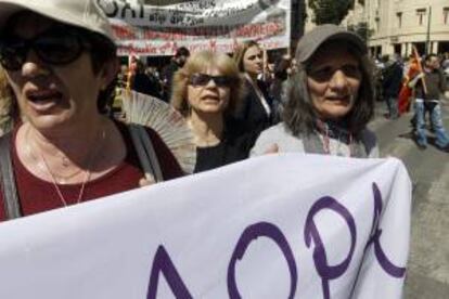 Varios funcionarios gritan consignas durante una protesta por los despidos y fusiones de organismos públicos, en el centro de Atenas (Grecia) hoy.