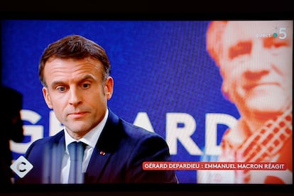 El presidente francés, Emmanuel Macron, habla durante una entrevista en el programa de televisión 'C à vous', en el Palacio del Elíseo, en París, el pasado 20 de diciembre.