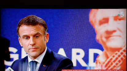 El presidente francés, Emmanuel Macron, habla durante una entrevista en el programa de televisión 'C à vous', en el Palacio del Elíseo, en París, el pasado 20 de diciembre.