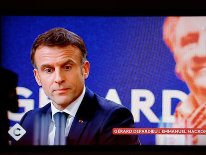 El presidente francés, Emmanuel Macron, habla durante una entrevista en el programa de televisión 'C à vous', en el Palacio del Elíseo, en París, el pasado 20 de diciembre.