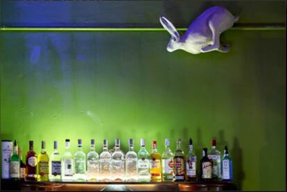 Estética 'kitsch' y animales en paredes y techos decoran los interiores del bar Instant, Budapest
