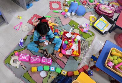 Una alumna juega dentro de la clase durante su primer día de clases tras la flexibilización de las restricciones por la covid-19, en el colegio Rajkiya Sarvodaya Bal Vidyalaya, en Nueva Delhi, India.