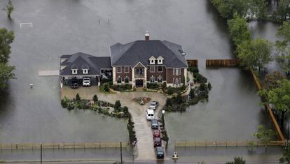 Un habitatge familiar envoltat d'aigua a la ciutat de Houston, el 29 d'agost.