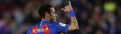 Neymar celebra el seu primer gol en la Lliga en el Camp Nou.