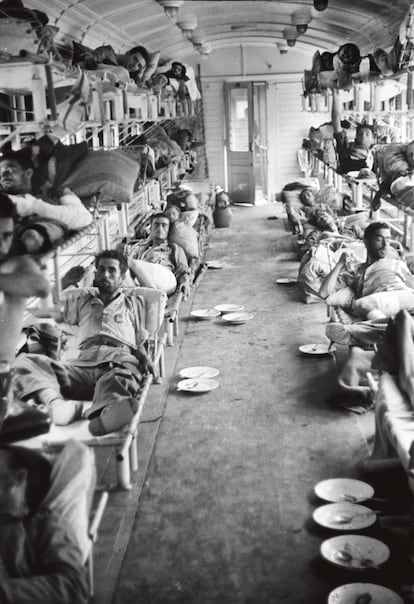 Wainman (1913-1989) trabajó para el servicio de inteligencia británico en la II Guerra Mundial. Fue después profesor en Oxford de estudios eslavos. En esta imagen fotografió a pacientes apiñados en el tren hospital del frente del Ebro, en agosto de 1938.