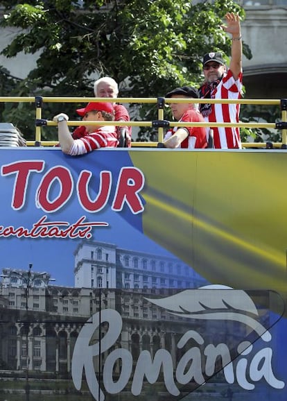 Seguidores del Athletic de Bilbao saludan desde un autobús turístico.