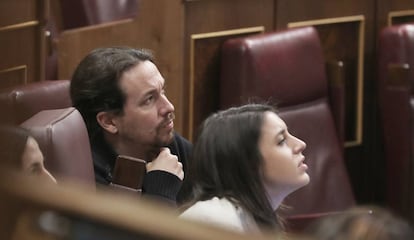 El vicepresidente segundo del Gobierno, Pablo Iglesias, y la ministra de Igualdad, Irene Montero, en el Congreso de los Diputados en enero.