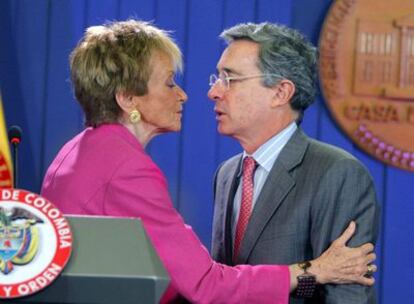 María Teresa Fernández de la Vega saluda a Álvaro Uribe tras la rueda de prensa que han ofrecido hoy en el Palacio presidencial de Bogotá.