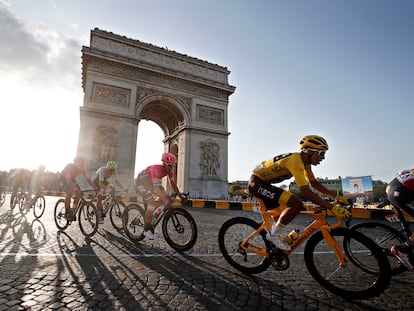 El último ganador del Tour, Egan Bernal, durante la última etapa del año pasado.