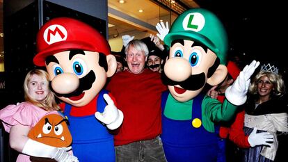 Charles Martinet, en el centro de la imagen, que pone la voz a Super Mario en los videojuegos, posa con los personajes de la saga en Londres para celebrar el lanzamiento de Super Mario Galaxy.