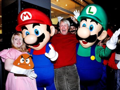 Charles Martinet, en el centro de la imagen, que pone la voz a Super Mario en los videojuegos, posa con los personajes de la saga en Londres para celebrar el lanzamiento de Super Mario Galaxy.