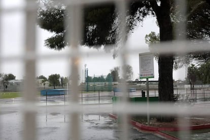 Puerta principal de la pista de atletismo de Alhama de Murcia.