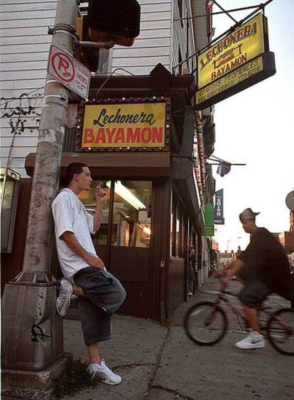 El español y el inglés conviven en las calles de EE UU, como ésta de Patterson, Nueva Jersey.